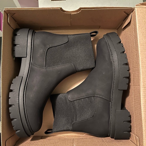 NEW Ranine chunky faux leather chelsea booties size 6.5 - Picture 1 of 10
